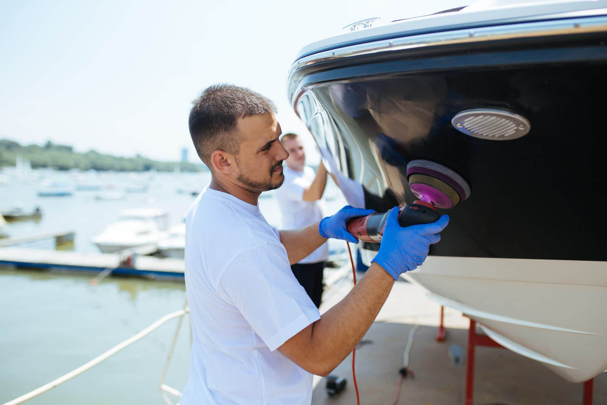 WIE MAN DAS FIBERGLAS-BOOT POLIERT